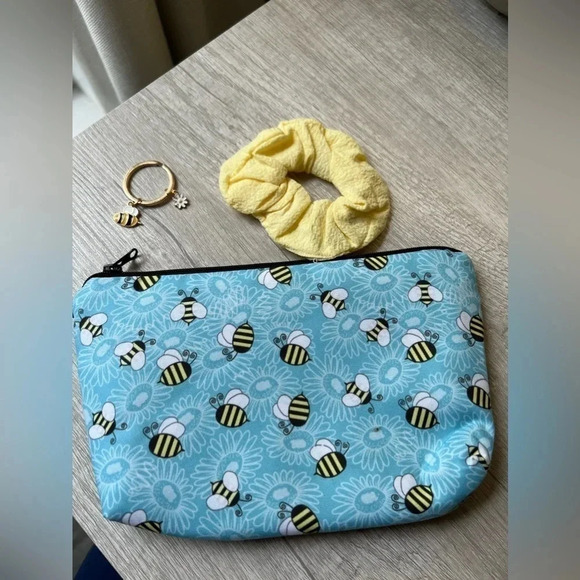 Bumble bee 🐝 cosmetic bag with matching keychain and ponytail. - Picture 7 of 9